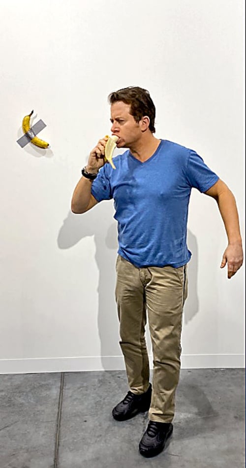 Umelec David Datuna (45) banán z recesie zjedol.