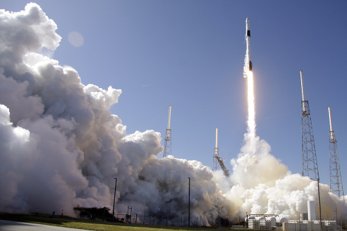Raketa spoločnosti SpaceX dopravila na ISS zásoby a materiál na výskum.