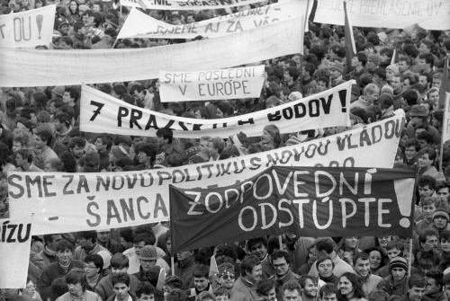 NOVEMBER 1989: Aj do košických ulíc vyšli tisícky ľudí.