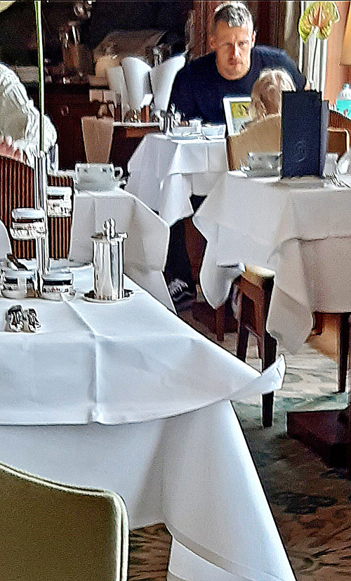 Štrbské pleso 7. 9. 2019: Ján s dcérou sedeli na raňajkách pri menšom stole pre dvoch.