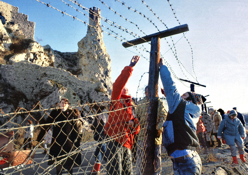 1989 - Pád železnej opony: Slováci pod Devínom  s radosťou ničili ostnatý drôt, ktorý ich na 40 rokov odrezal od zvyšku sveta.