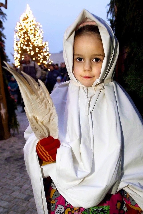 Na sviatok sv. Lucii sa dievčatá obliekajú do bieleho.