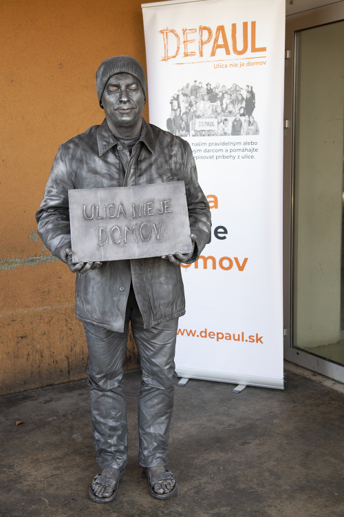 Zakladajúci riaditeľ Depaul Slovensko Juraj Barát, maskovaný v rámci zimnej kampane Sochy.