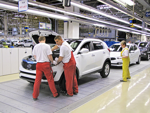 . V súčasnosti sa platy zamestnancov v automobilkách líšia – najlepšie sú na tom pracovníci z nemeckého koncernu VW.