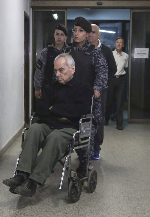 Odúsdený argentínsky kňaz Horacio Corbacho (na vozíku), v bielej košeli Talian Nicola Corradi