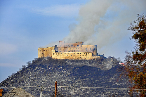 2012:  Pohľad na hrad po požiari v marci 2012 bol žalostný.