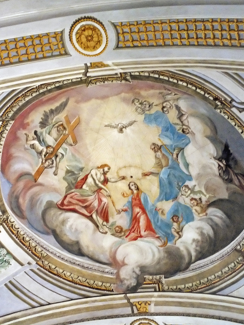 n a Na strope kaplnky sú už opravené fresky.
