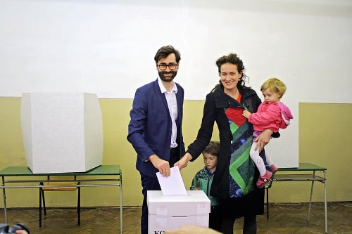 Pri svojom manželovi stála Monika Hattasová aj v deň volieb. 