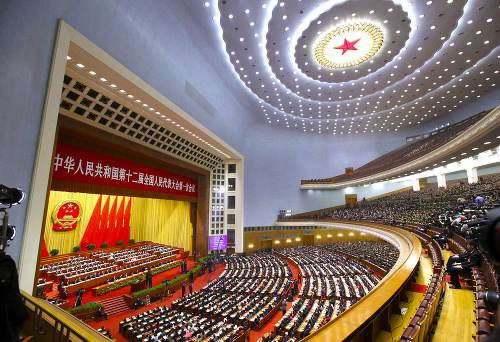 Čínsky národný kongres: Až 2 294 poslancov, odhlasovalo Siovi doživotný prezidentský úrad, proti boli dvaja, traja sa zdržali hlasovania. 