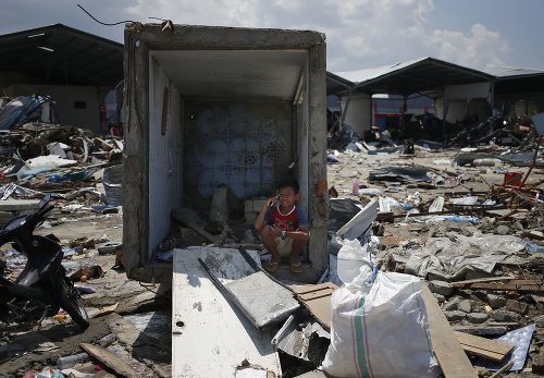 Indonéziu spustošilo silné zemetrasenie a cunami. 