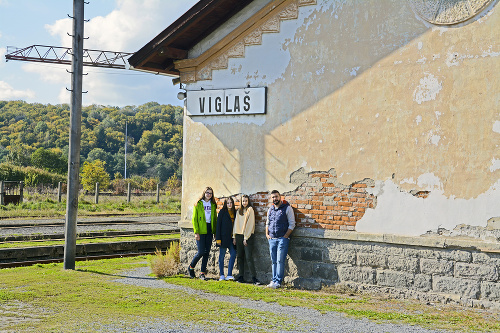Žiaci základnej školy vo Vígľaši sa spolu s učiteľom Michalom Dindešom rozhodli postarať o ošarpanú vlakovú stanicu. 