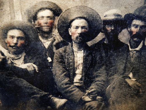Billy the Kid (druhý zľava) sa dožil len 21 rokov. Pripisujú mu až 21 obetí. Bola na neho vypísaná odmena 500 dolárov, čo boli vtedy veľké peniaze.