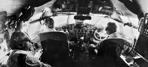 Kokpit: Kapitán Svatoslav Rosa (vpravo) ešte ako druhý pilot v kokpite lietadla IL-18 v roku 1974.