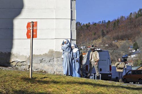 Realita - marec 2019: Nový Čas v marci odfotil tie isté komparzistky v kostýmoch mníšok pri Starom zámku. 
