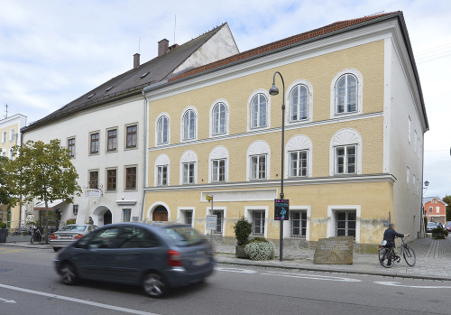 Rodný dom Adolfa Hitlera v rakúskom Braunau am Inn na archívnej snímke z roku 2012
