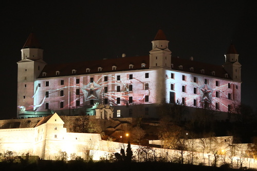 Na fasáde Bratislavského hradu bol v nedeľu po prvý raz videomapping.