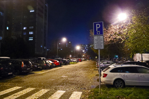 Parkovacia zóna je vyznačená tabuľou, parkovať tam nesmiete ani mimo modrého boxu.