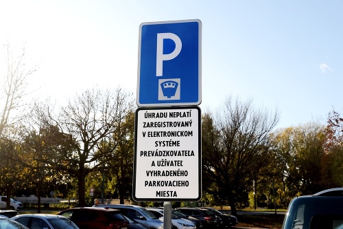 Parkovanie v Petržalke podlieha novým pravidlám.