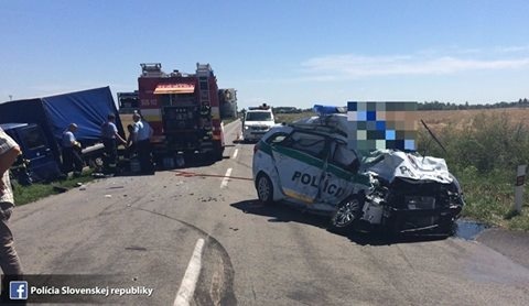 Pri nehode zomreli dvaja policajti.