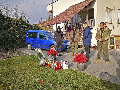 Kamaráti v Kolíňanoch pália na pamiatku Marianky sviečky.