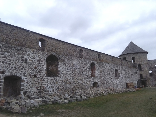 Ešte do konca novembra bude 19 uchádzačov o zamestnanie pracovať na obnove kláštora v Bzovíku v okrese Krupina. 