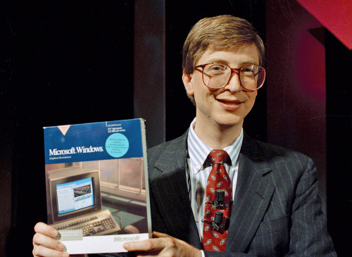SLÁVNY OPERAČNÝ SYSTÉM: Zakladateľ Microsoftu v roku 1990 verejne predstavil jeden z prvých Windowsov. 