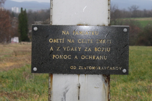 Pri vjazde do Zlatých Moraviec  stojí veľký  pamätník  obetiam nehôd.