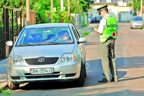 Zastavenie vodiča policajtom býva väčšinou nepríjemné (ilustračné foto).