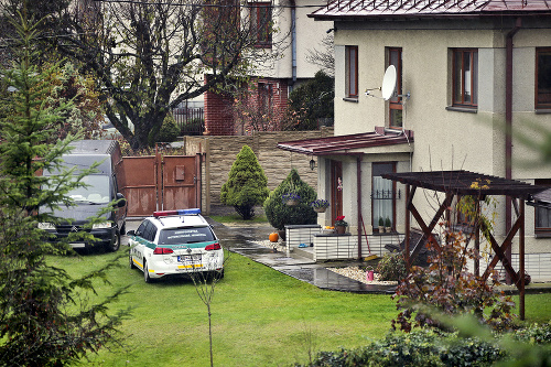 Dom, kde býva Ľudmila s rodičmi, strážia policajti.