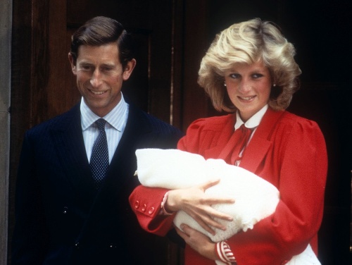 Princezná Diana mala pri východe z pôrodnice s malým Harrym červené šaty.
