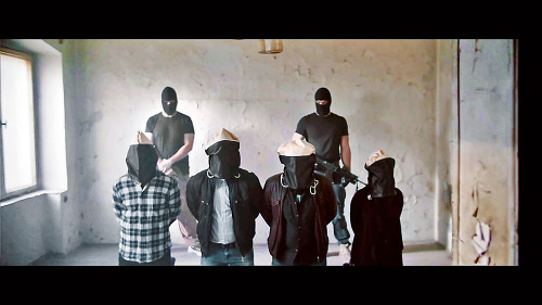 V spomínanom videu muzikanti unesú a držia štyroch novinárov.