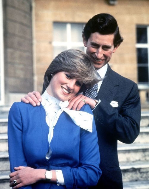 Február 1981 - Princ Charles oznamuje svoje zasnúbenie s Dianou Spencer.