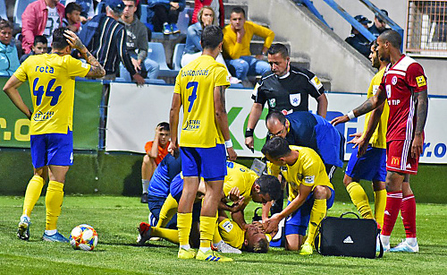 Matej Trusa (19) utŕžil vážne zranenie v septembrovom zápase s Trenčínom.