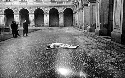 Telo našli 10. marca 1948 na nádvorí Černínskeho paláca. Neodfotili ho však v pôvodnej polohe.