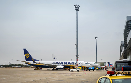 Lietadlo spoločnosti Ryanair sa počas piatkového letu stratilo z radarov.