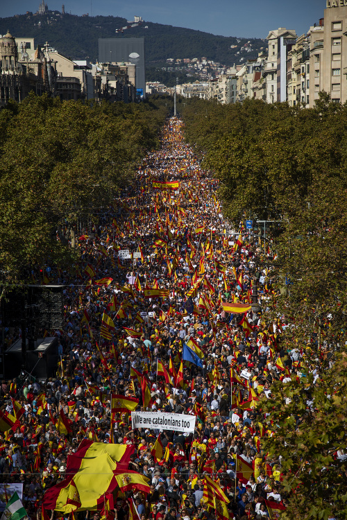 V Barcelone sa zišli desaťtisíce ľudí.