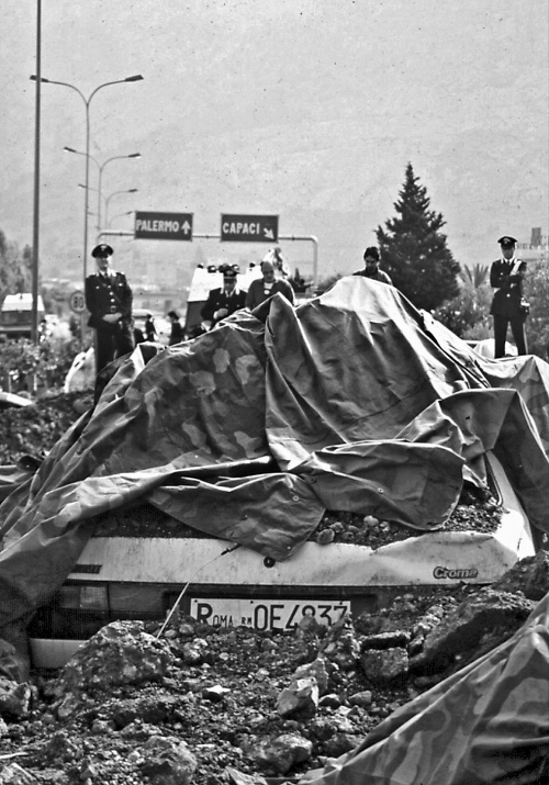 23. MÁJ 1992: Nálože pod diaľnicou zabili troch policajtov, sudcu Falconeho aj jeho ženu Francescu.