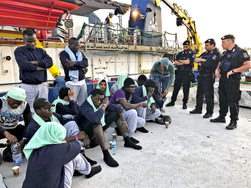 MIGRANTI: Ľudia zachránení pri pobreží Líbye po vylodení na talianskom ostrove Lampedusa.