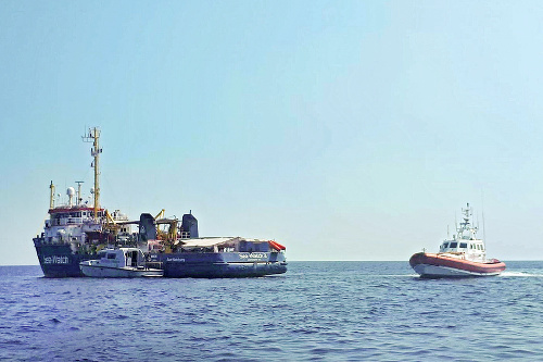 27. 6. 2019: NA MORI: Záchranná loď Sea-Watch 3 prevážajúca utečencov v obkľúčení talianskej pobrežnej stráže neďaleko ostrova Lampedusa. 