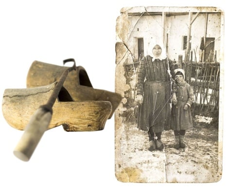 DREVÁKY: Vyrábal ich jeho pradedo. Jedny z nichsi uchováva Juraj na pamiatku. Na fotke pózuje jeho babka (vpravo)  so svojou tetou, ktorá má na nohách práve tieto dreváky. 