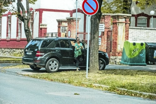 Bratislava 7. 8. 2019 11.19 hod.: Fotograf Nového Času zachytil brunetku pri vystupovaní zo spevákovho auta. 
