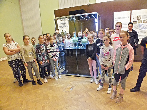Piataci ZŠ Mládežnícka v Košiciach-Šaci si prišli pozrieť výstavu.