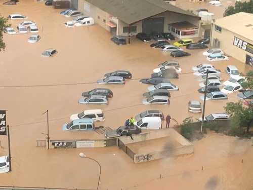 Na snímke z Twitteru sú zaplavené autá na juhu Francúzska.