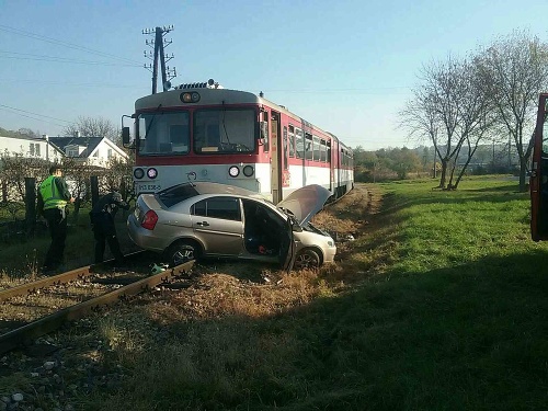 V Prievidzi sa zrazil automobil s vlakom.