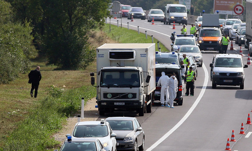 Auto odstavené na krajnici diaľnice A4 pri Parndorfe, v ktorom boli nájdené telá migrantov.