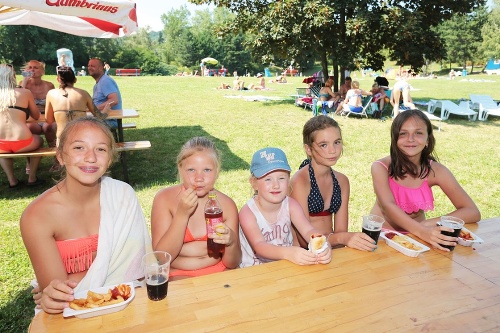 Barborka (11), Saška (9), Aniya (5), Ninka (11) a Natálka (12) si pochutnali na hranolčekoch a hotdogu.