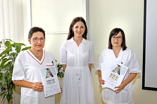 Prednostka a Zuzana Gdovinová (vľavo) a primárka Lenka Josayová (vpravo) s oceneniami.