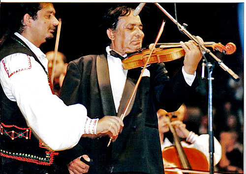 Rok 1997:  Na dojímavom  koncerte ochrnutému  Berkymu-Mrenicovi  st. syn ťahal sláčik.