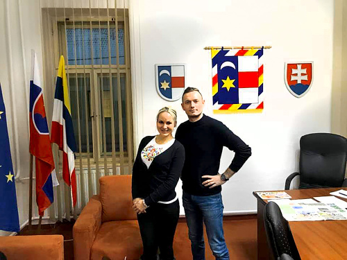 Zubárka  Soňa Kocúrová s primátorom Romanom Lebedom.