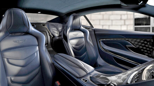 Atramentovomodré auto má veľmi luxusný interiér.